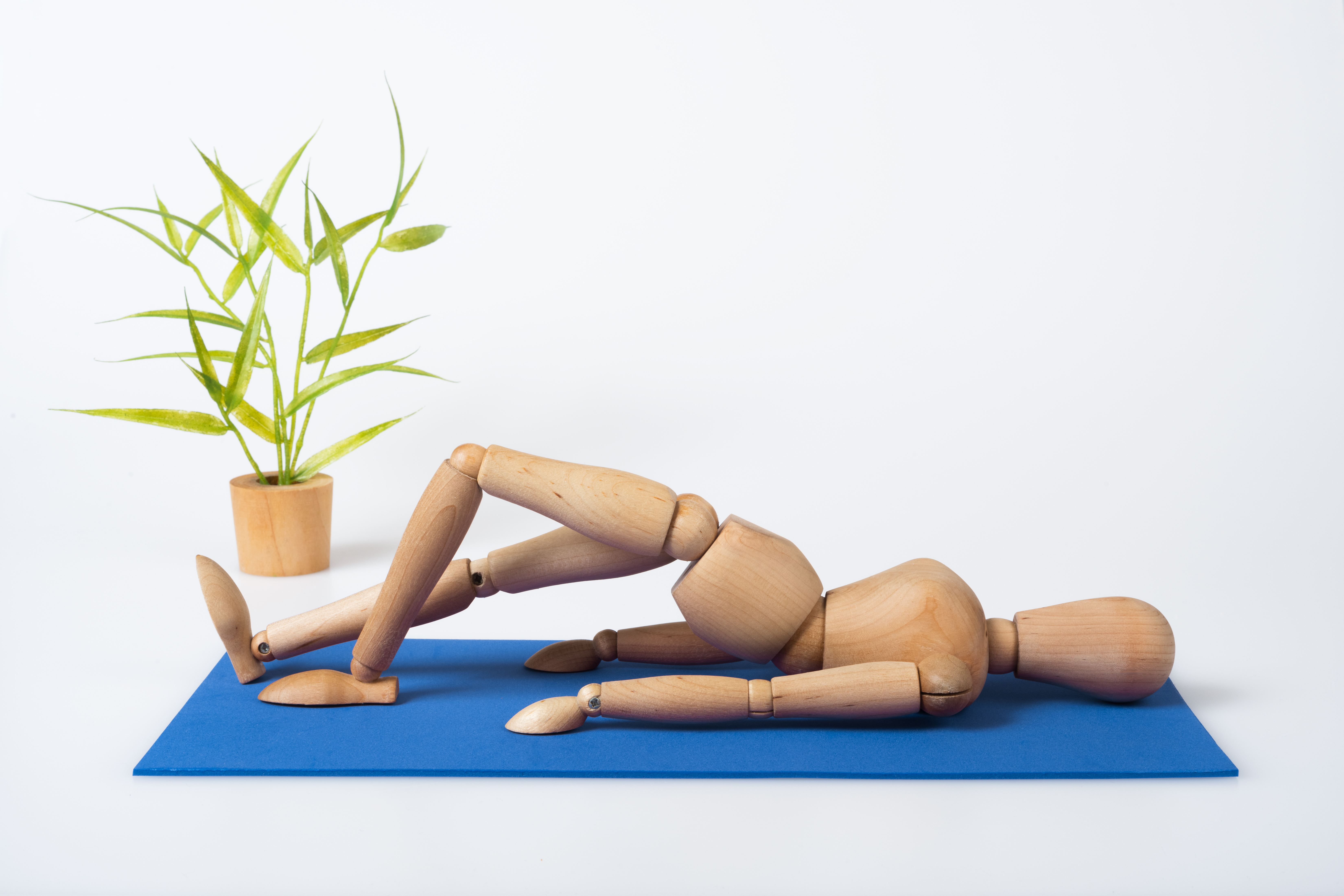 Stehendes Holzmännchen mit Zimmerpflanze