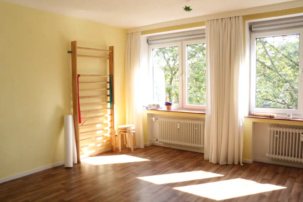 Freier Ergotherapieraum mit Klettersprossenwand